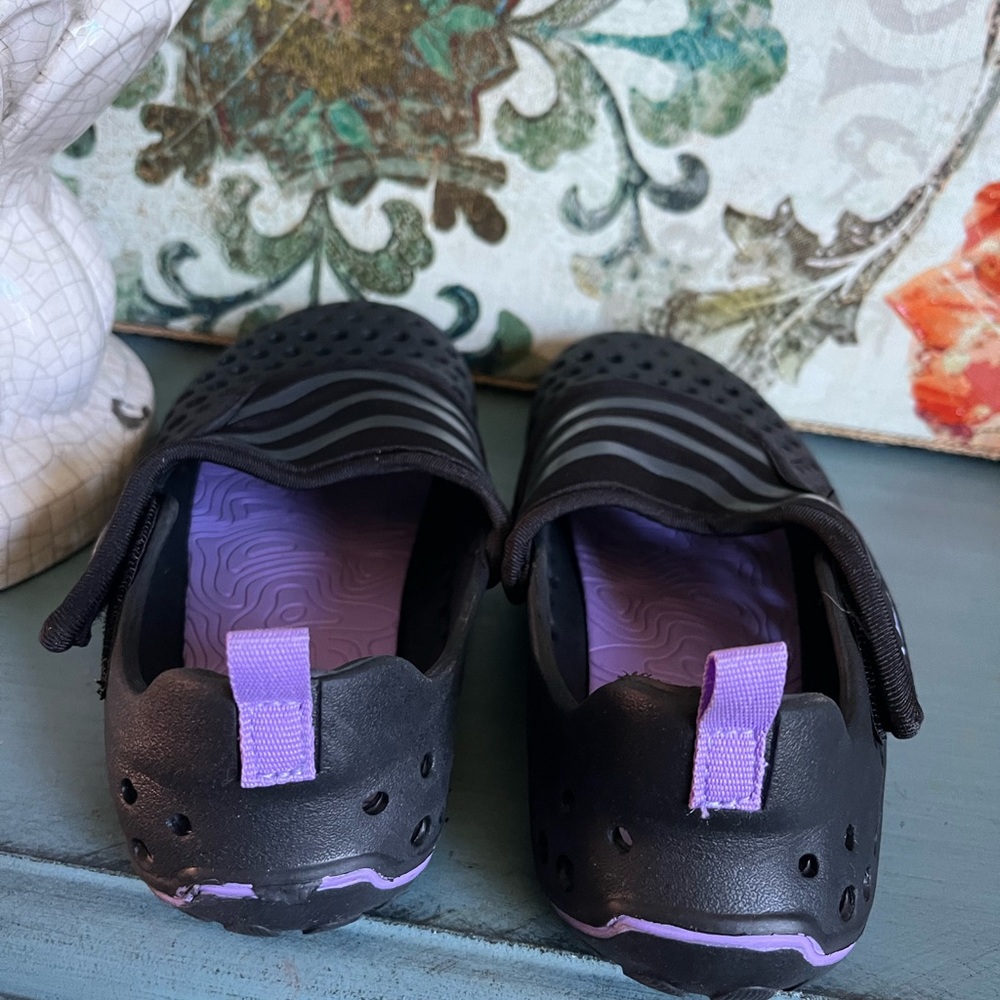 LIKE NEW JBU WATER SHOES - Picture 4 of 6